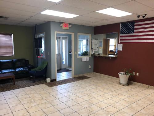Economy Inn North Randall - image 6