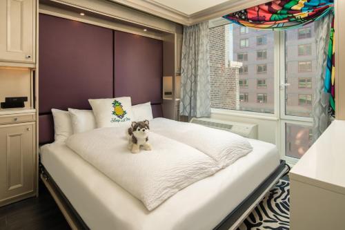 Cosmo King room in Staypineapple An Artful Hotel Midtown