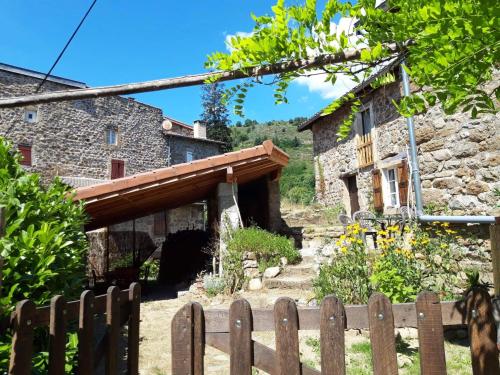 Les pentes du chateau de Retourtour - Location saisonnière - Lamastre