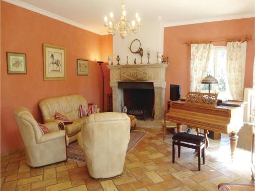 Seven-Bedroom Holiday Home in Pezenas gîte à louer Lézignan-la-Cèbe