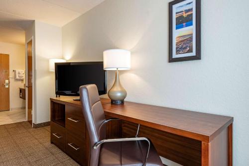 King Room with Sofa Bed - Non-Smoking image 8