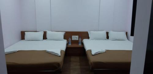 2 twin beds