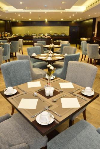 Restaurant, Naviti Warwick Dammam in Dammam
