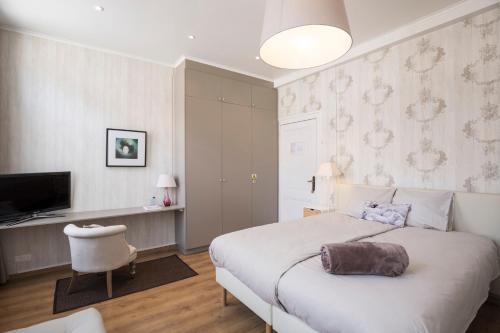 1 queen bed, 1 sofa bed