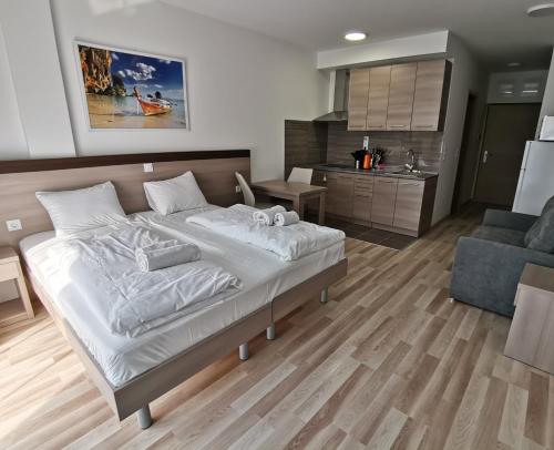 Corvin holiday Apartments hotel - image 8