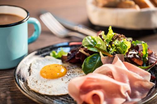 Urban Creme - image 2