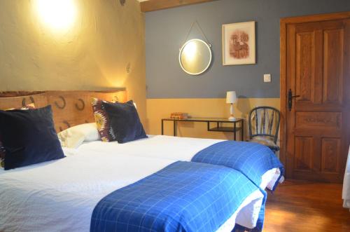 2 twin beds