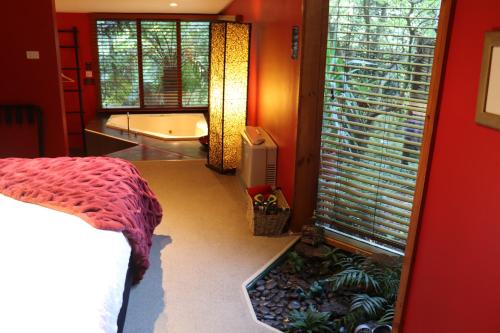 Linden Gardens Rainforest Retreat - Accommodation - Mount Dandenong