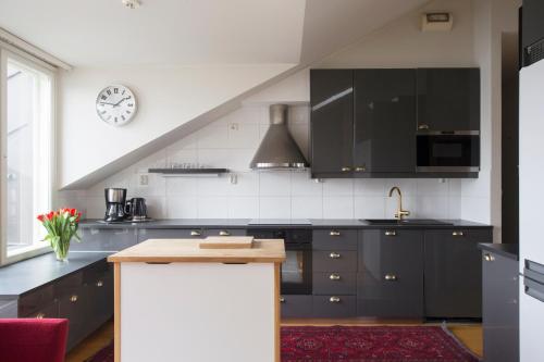 2ndhomes 2BR City Center Penthouse with Balcony and Sauna, Helsinki (photo 2)