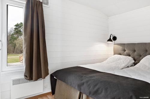 2 twin beds, 1 bunk bed, 1 sofa bed