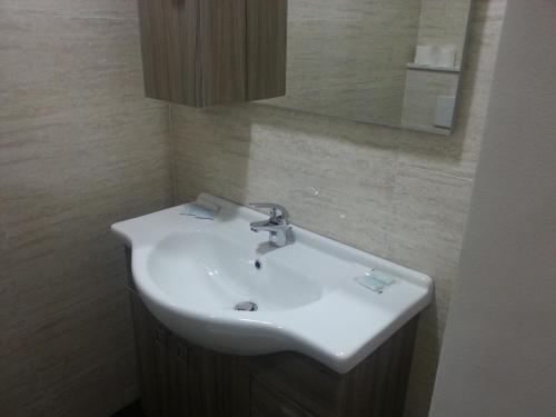Twin Room image 10