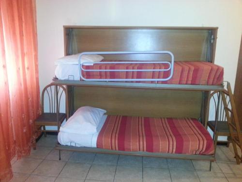 1 queen bed, 2 bunk beds