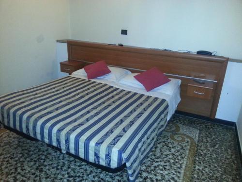 Single Room image 8