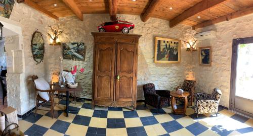 Logis Hotel Restaurant Hostellerie de la Tour 3