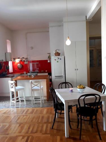  Spacious sunny apartment in the city center, Pension in Pula