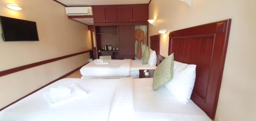 Deluxe Double or Twin with Pool View image 10