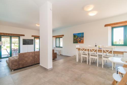 Villa Pomer with a private Swimming pool near the Sea - image 2