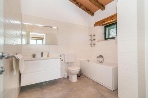 Villa Pomer with a private Swimming pool near the Sea - image 10