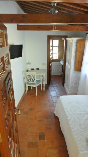 Small Single Room image 10