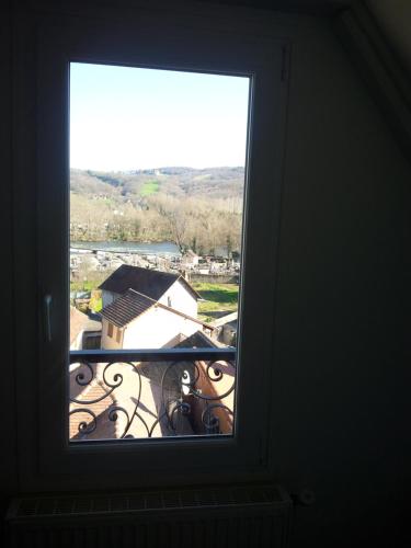 JOLIE MAISON JARDIN-VILLAGE MEDIEVAL-CORREZE gîte à louer Tudeils