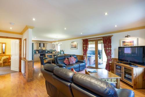 3 Bedroom Luxury Lodge, Hot Tub, Sauna (pet friendly) - 'Ben Lomond'