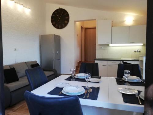 Iekārtas, Apartmani Zdenka Savar-Maslina in Savar