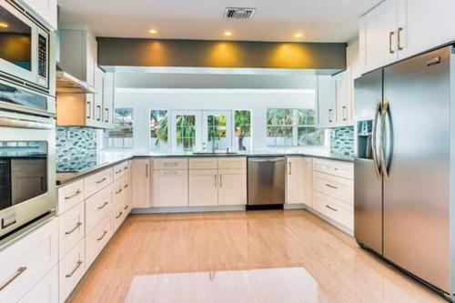 Kitchen, Luxurious Villa with Pool in Emerald Hills