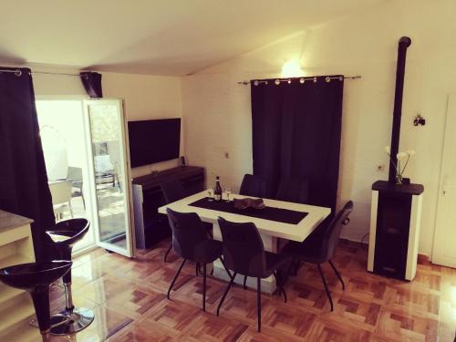 Apartmani Zdenka Savar-Maslina in Savar