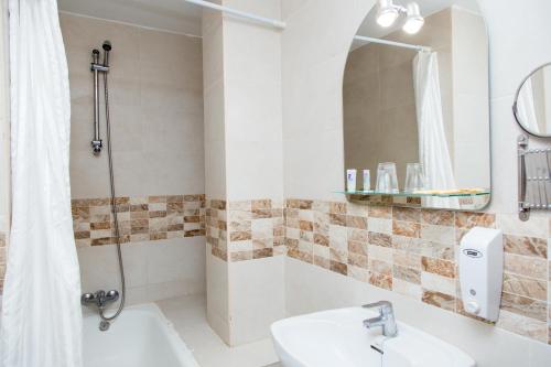 Hotel Marbella - image 2