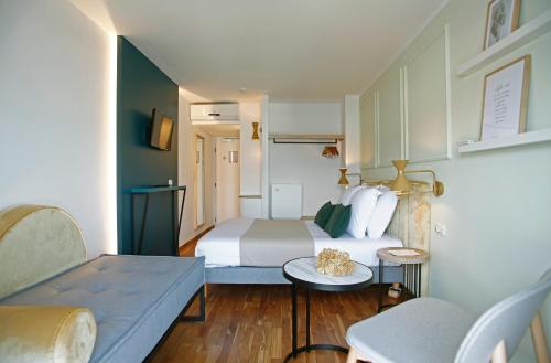 2 twin beds, 1 sofa bed
