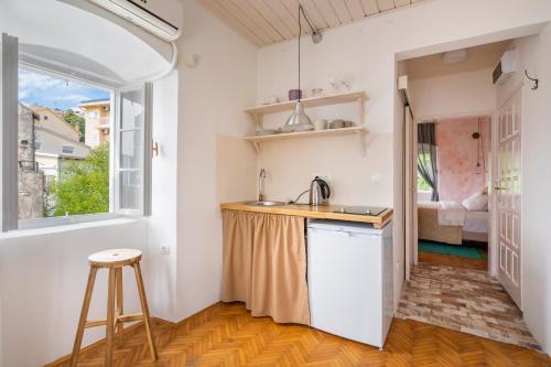 Central Quiet & Romantic Apartment - image 3