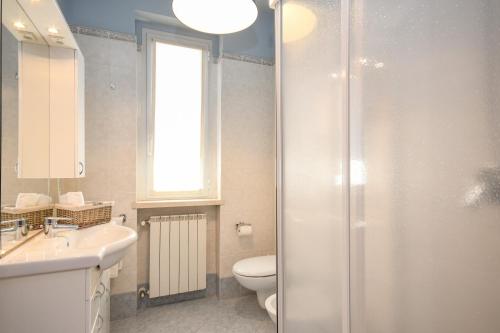 Superior One-Bedroom Apartment with Lake View image 8