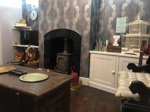 BEAUTIFUL TERRACE COTTAGE HOME, 3 BEDROOM HOUSE near Alton Towers, LEEK Centre, Peak District on doo