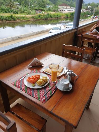 Alimentos e Bebidas, Residencial Mira Rio in Santo António