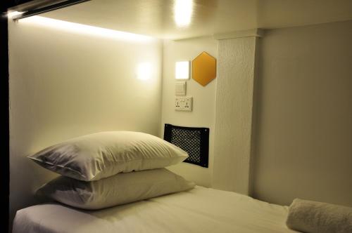 Lower Single Capsule - Mixed - Shared Bathroom image 9
