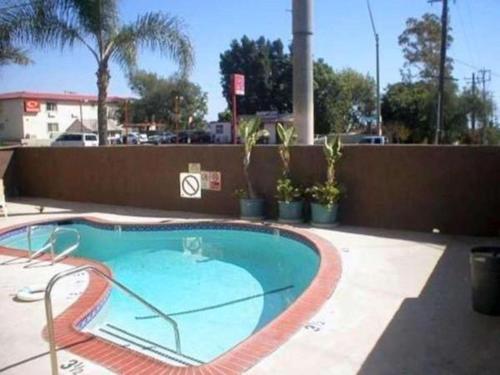 Queencity Inn Rodeway Inn Signal Hill is conveniently located in the popular Long Beach area. The hotel offers a wide range of amenities and perks to ensure you have a great time. Service-minded staff will welcome 