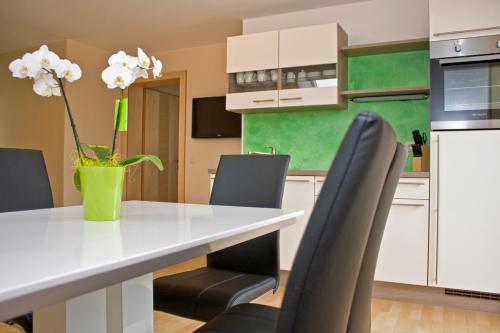One-Bedroom Apartment with Balcony and Private External Bathroom