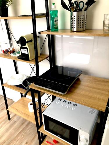 Kitchen, Capstay famars & Netflix in Airport