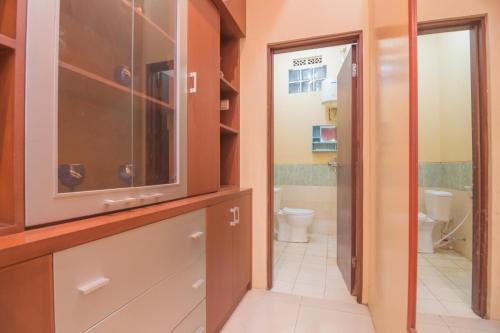Bathroom, RedDoorz Syariah near Margahayu Raya in Sekejati