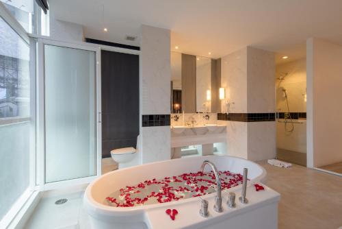 Bathroom, Dara Hotel in Phuket Town