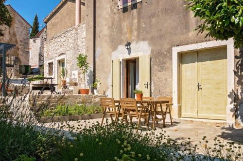 Old town studio and apartment 3