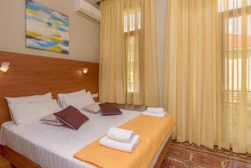 Standard Double or Twin Room image 8