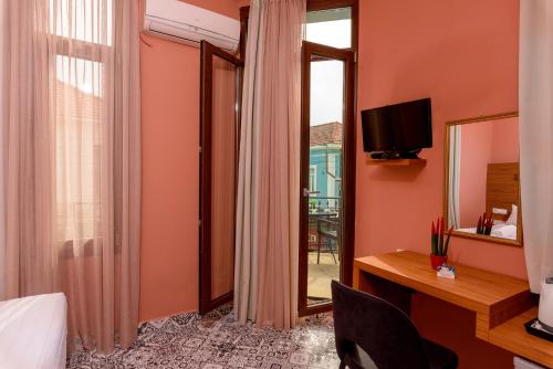 Double Room with Balcony image 5