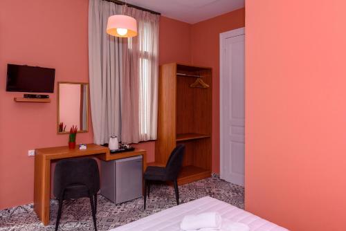 Double Room with Balcony image 4