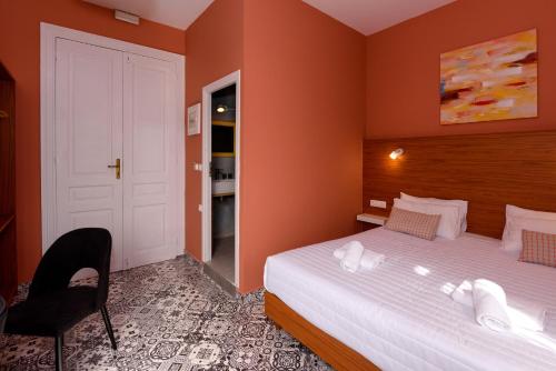 Double Room with Balcony image 1