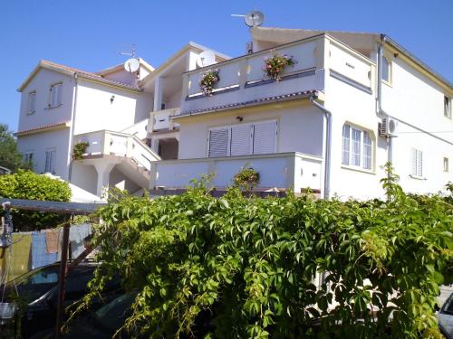  Apartments Ante - with parking, Pension in Pirovac bei Banjevci