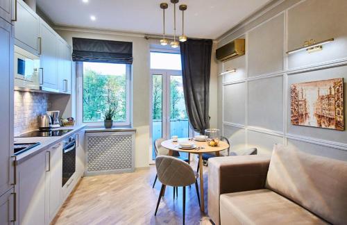 SO Retreat to a Quiet Leafy Street near the Buzz of Downtown