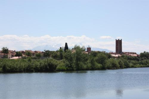 La Tour De Lhorloge Set in a prime location of Rivesaltes, La Tour De Lhorloge puts everything the city has to offer just outside your doorstep. Offering a variety of facilities and services, the property provides all y