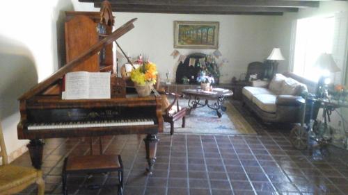Spanish Villa Inn - image 8
