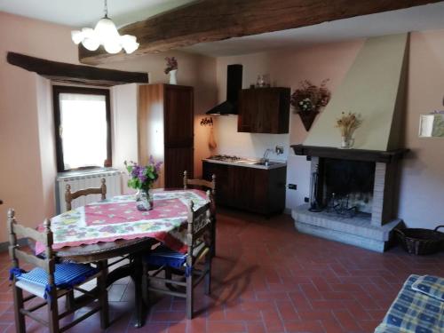 Antico Borgo "Costa di Dente" in Kastel D'Aiano